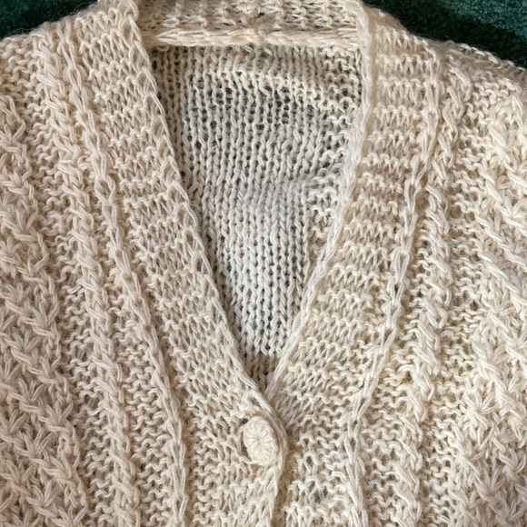 Lovely, Loose Hand-Knit Cardigan with yearn covered buttons. Size M. 100% wool - Picture 2 of 5